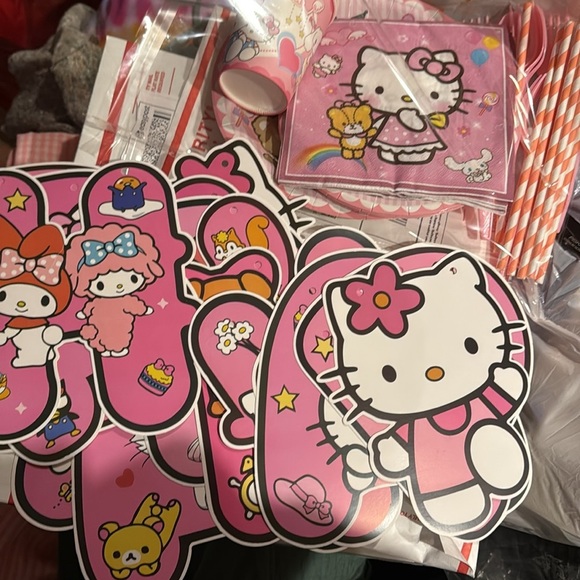Hello Kitty 47 Piece Pink and White Party Tableware Set - Picture 13 of 13